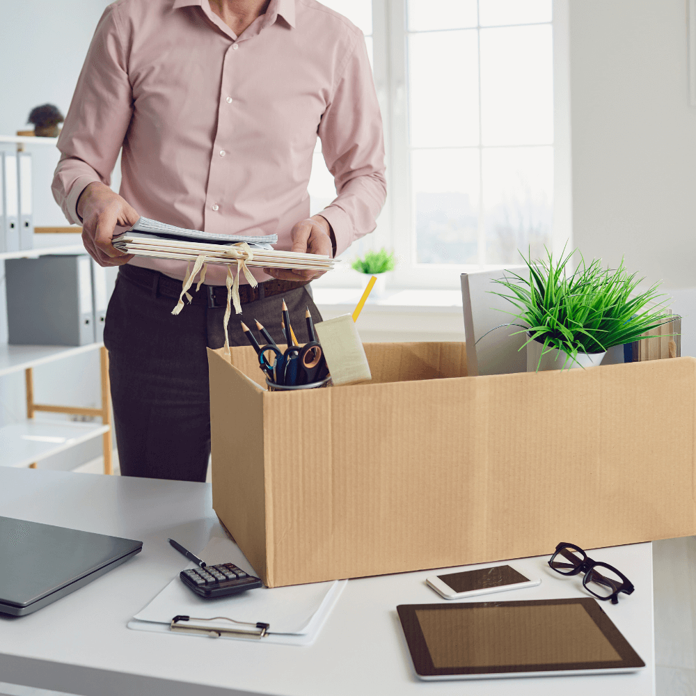 Photo d'un employé emballant ces affaires dans un carton suite à un licenciement