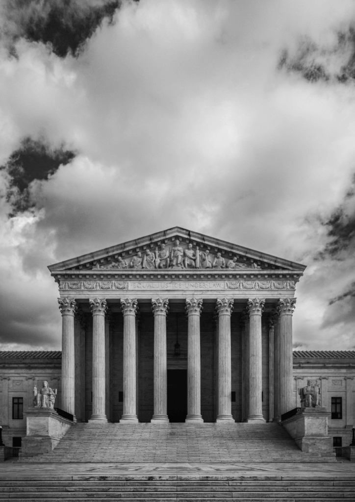 Photo en noir et blanc d'un palais de justice